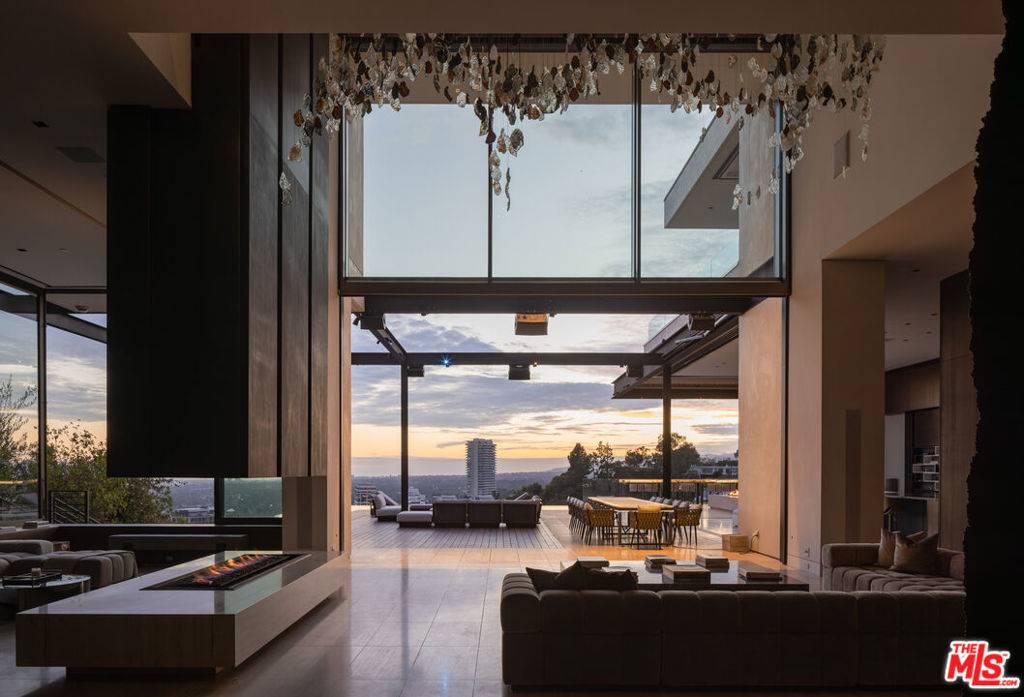 Los Angeles, CA 90069,1305 Collingwood PL