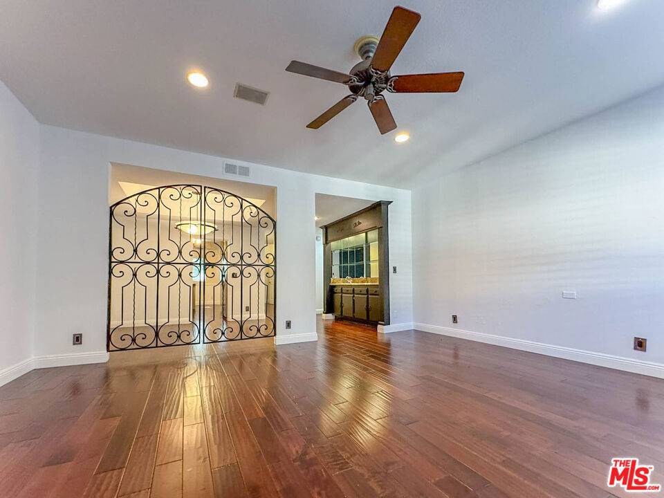 Sherman Oaks, CA 91423,4355 Ventura Canyon AVE #103