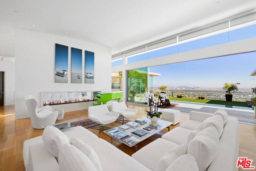 Los Angeles, CA 90069,1476 Blue Jay WAY