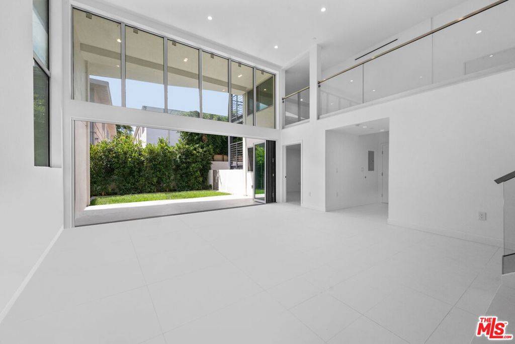 West Hollywood, CA 90048,621 N Kings RD #2