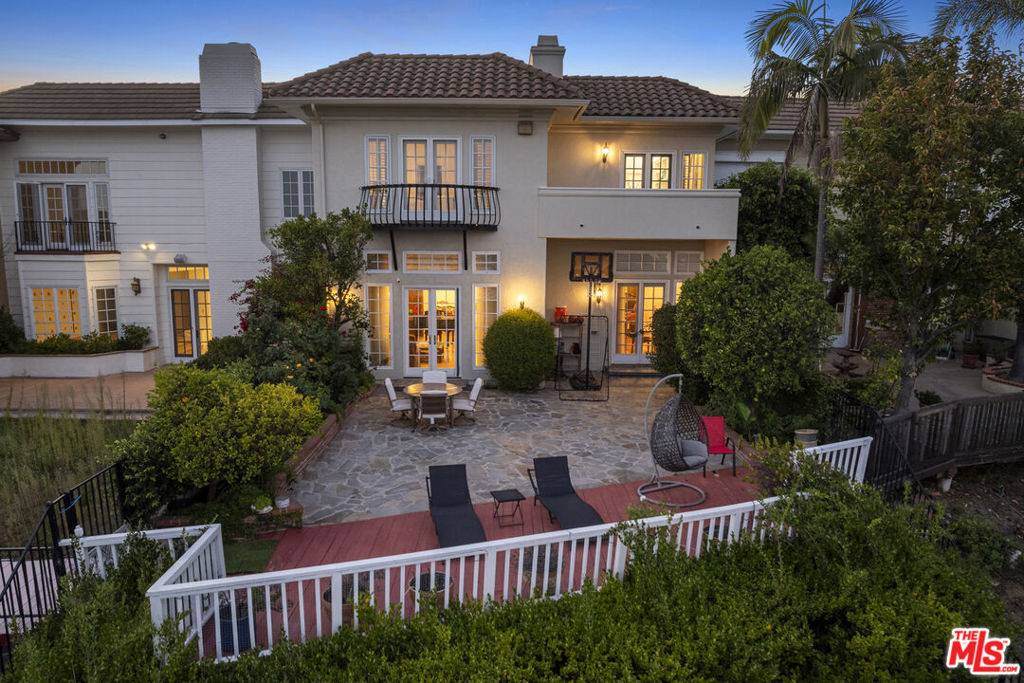Los Angeles, CA 90049,2282 Canyonback RD