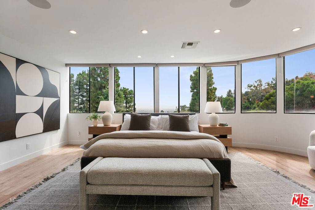 Los Angeles, CA 90068,6469 Rodgerton DR