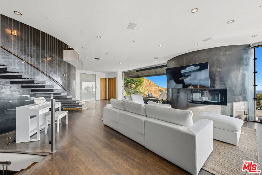 Los Angeles, CA 90069,1738 Viewmont DR