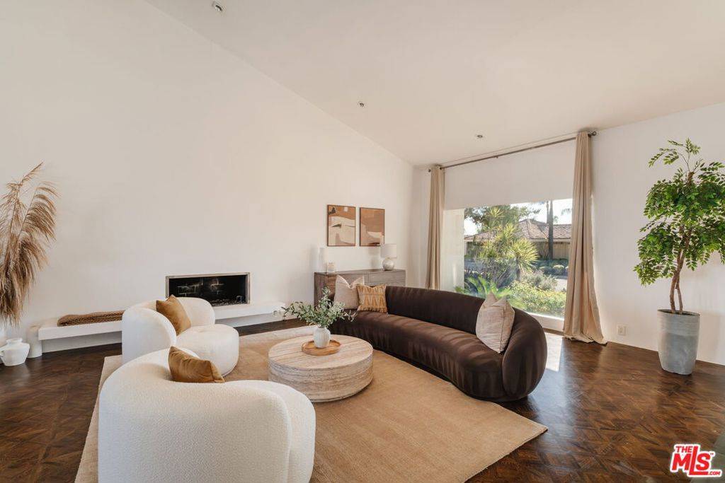 Los Angeles, CA 90077,2028 Stradella RD