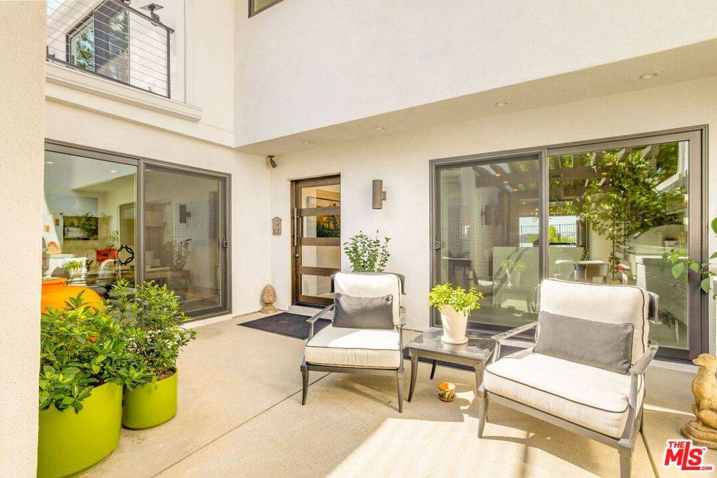 Los Angeles, CA 90077,2661 Angelo DR