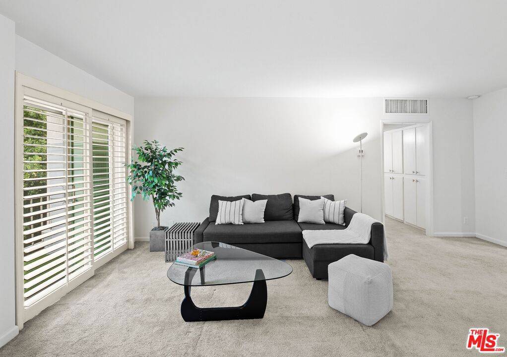 West Hollywood, CA 90069,927 N Kings RD #212