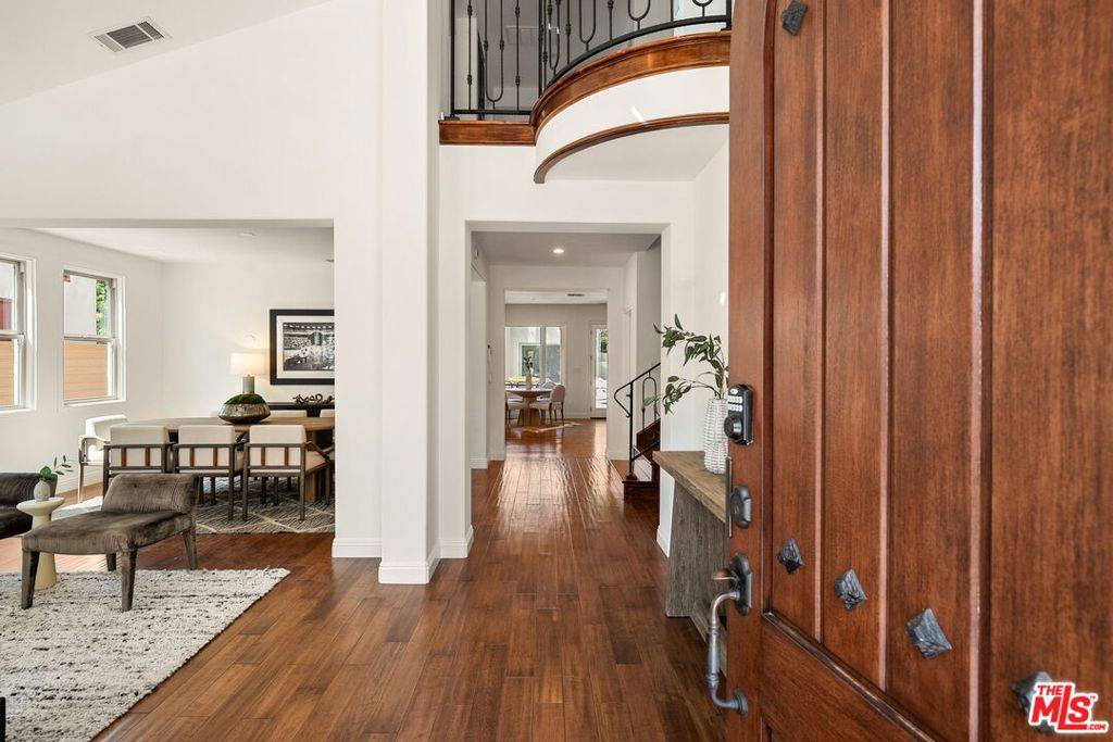 Los Angeles, CA 90036,819 S Cochran AVE