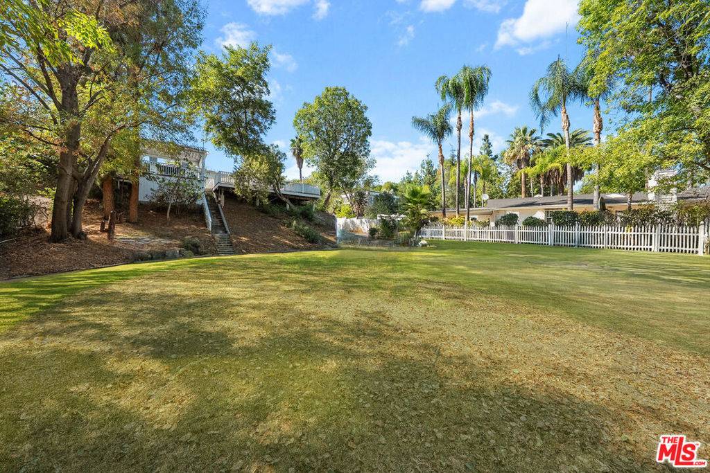 Tarzana, CA 91356,5220 Melvin AVE