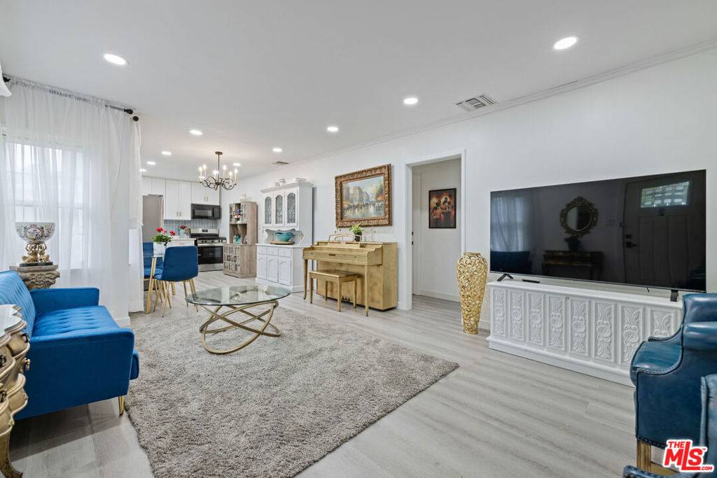 Burbank, CA 91505,2049 N Screenland DR