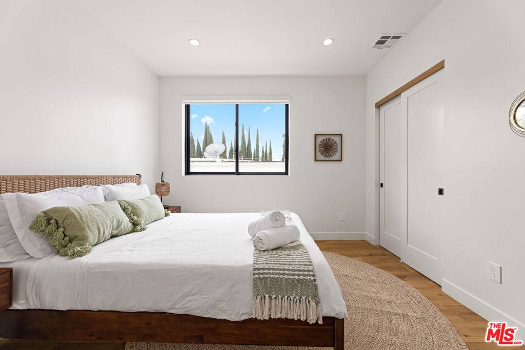Valley Village, CA 91607,5118 Laurel Canyon