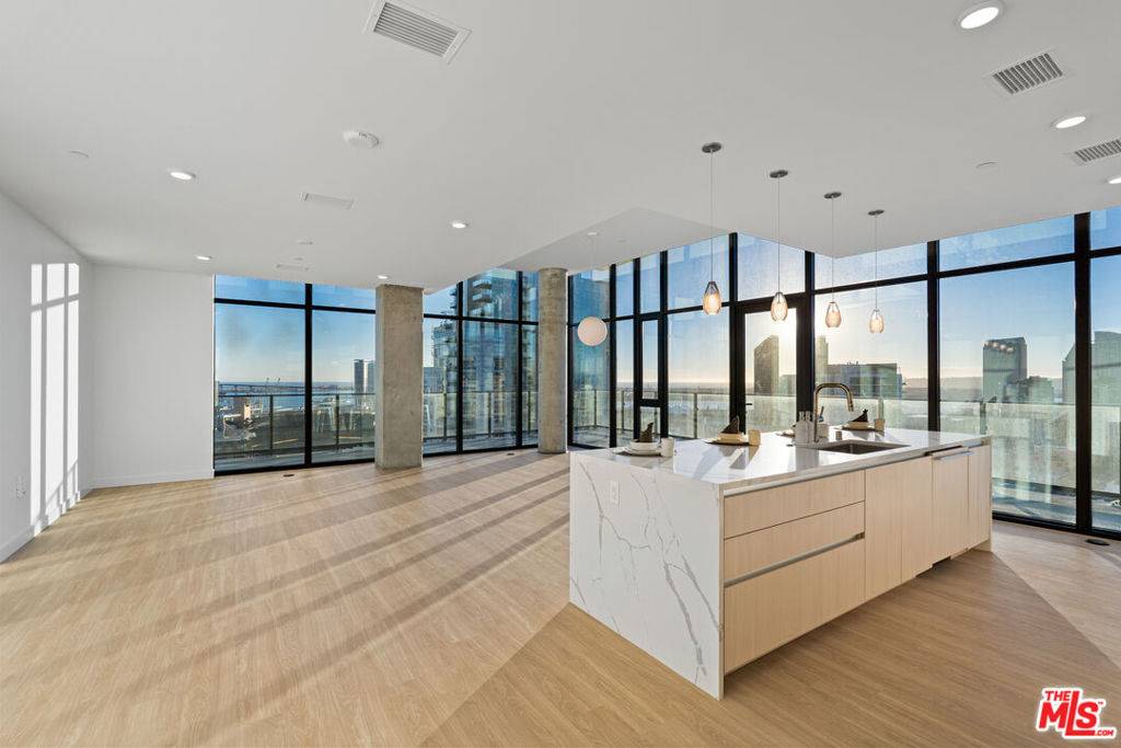 San Diego, CA 92101,675 Ninth AVE #2102