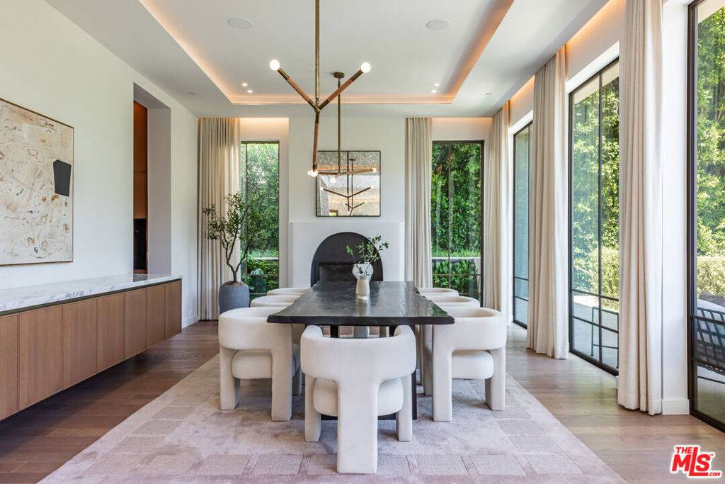 Los Angeles, CA 90069,1395 N Doheny DR