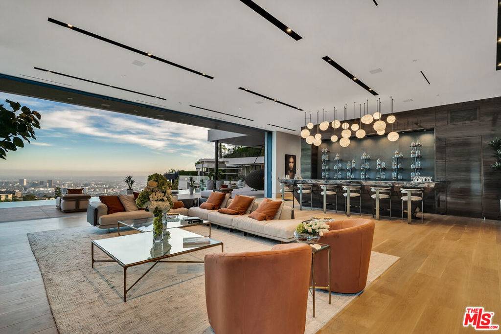 Los Angeles, CA 90069,9330 Flicker WAY