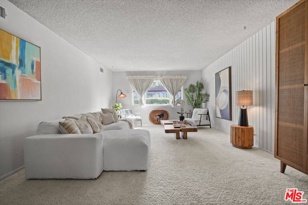 Woodland Hills, CA 91364,22216 Del Valle ST