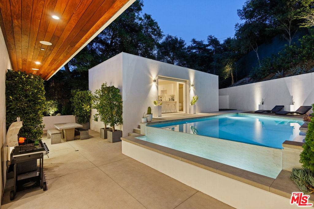 Sherman Oaks, CA 91423,3542 Knobhill DR