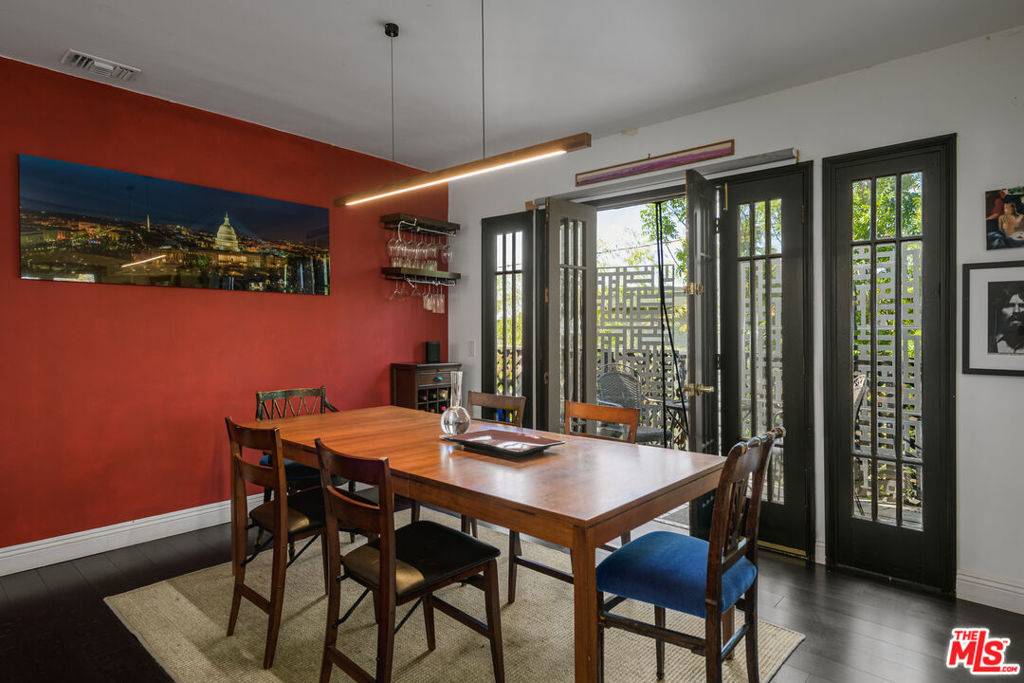 Los Angeles, CA 90065,948 Elyria DR