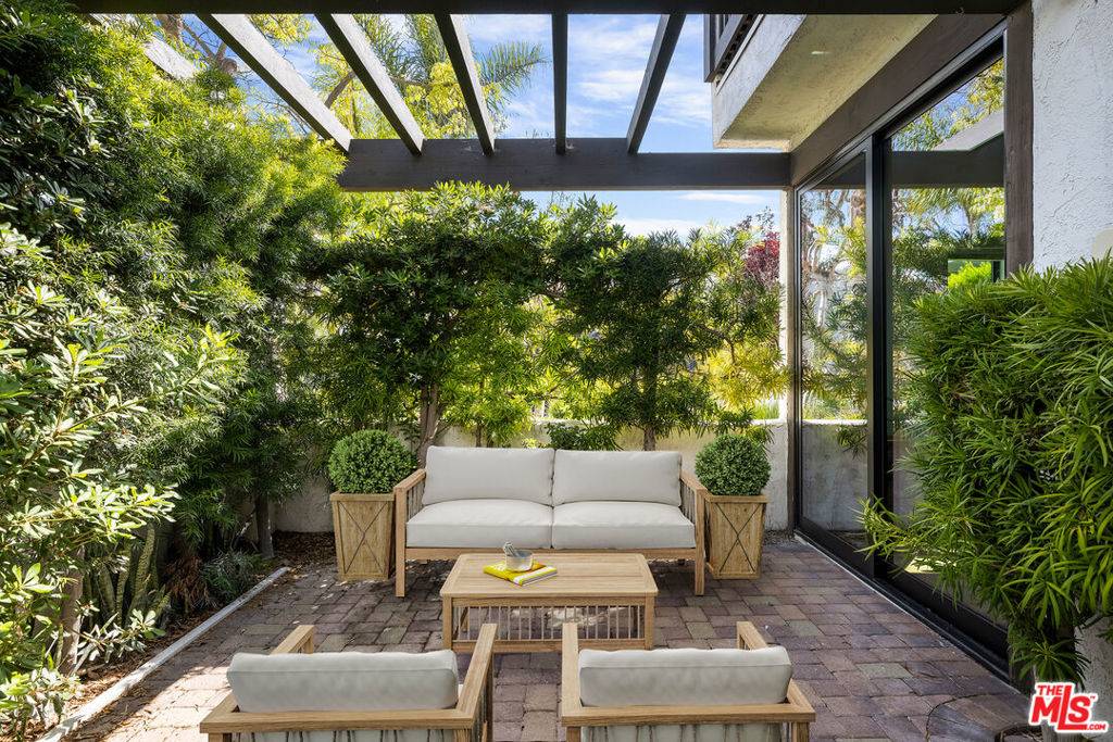 Pacific Palisades, CA 90272,1549 Palisades DR
