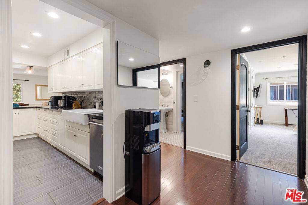 Los Angeles, CA 90068,6708 Hillpark DR #302