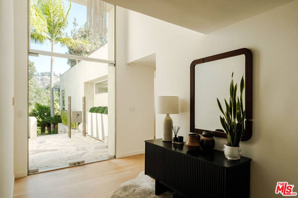 Beverly Hills, CA 90210,2731 Hutton DR