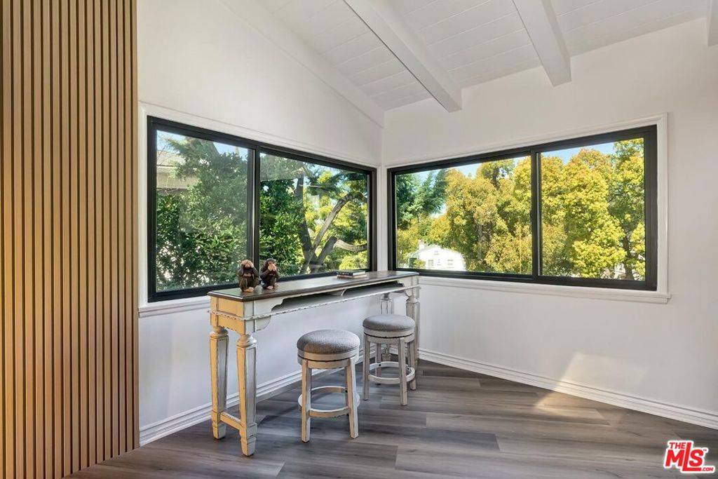 Los Angeles, CA 90068,3141 Lake Hollywood DR