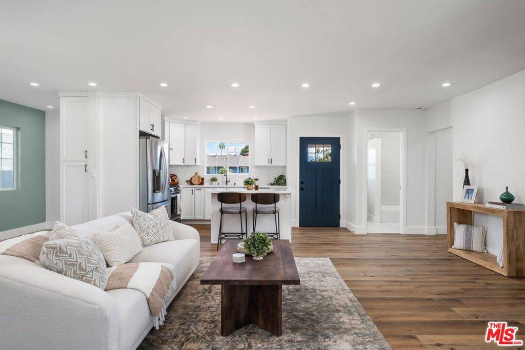 North Hollywood, CA 91605,7045 Varna AVE