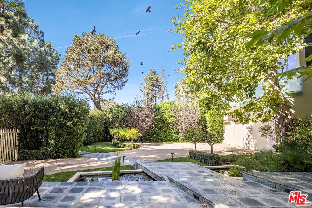 Los Angeles, CA 90049,222 Avondale AVE