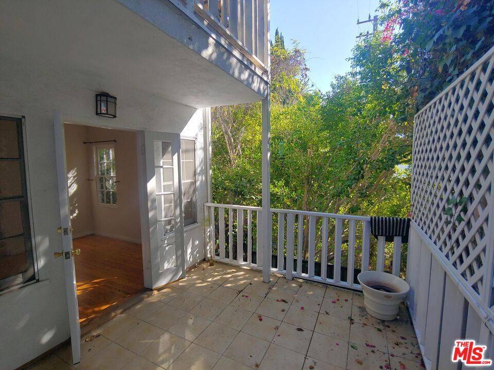 Los Angeles, CA 90069,9066 Shoreham DR ## 1
