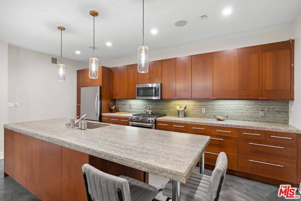 West Hollywood, CA 90069,964 Hancock AVE #103