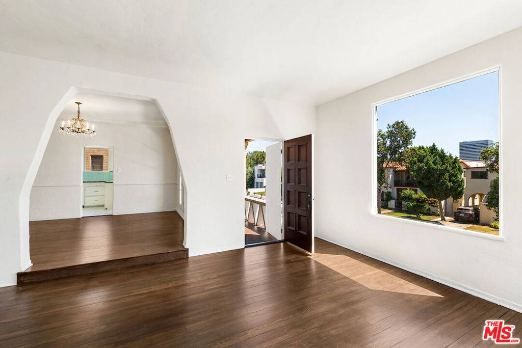 Los Angeles, CA 90048,8221 W 4th ST