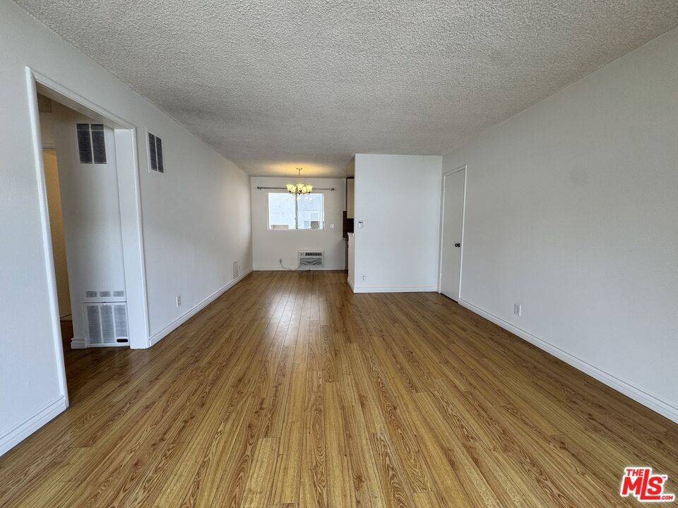Los Angeles, CA 90049,1252 Barry AVE #6