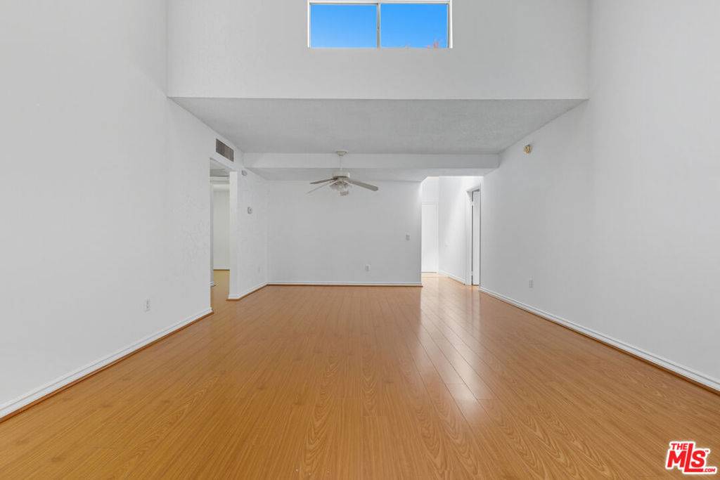 Tarzana, CA 91356,18350 Hatteras ST #253