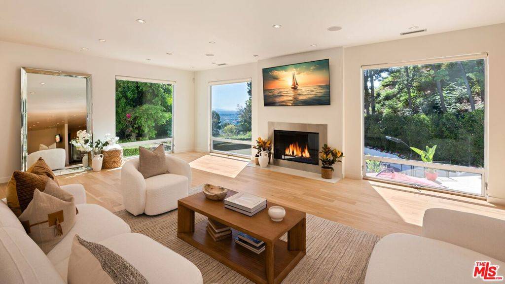 Los Angeles, CA 90069,9240 Warbler WAY