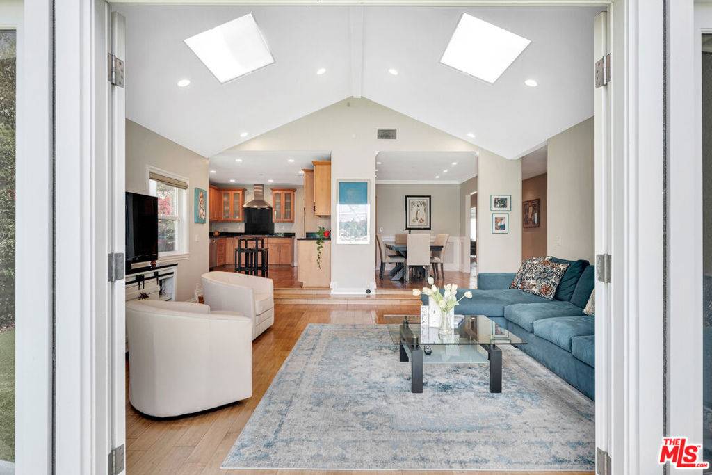 Studio City, CA 91604,3733 Willowcrest AVE