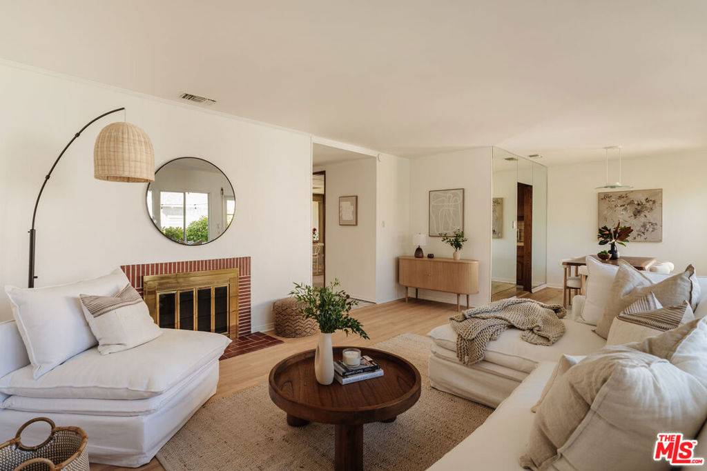 Burbank, CA 91504,736 Irving DR