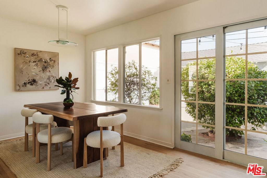 Burbank, CA 91504,736 Irving DR