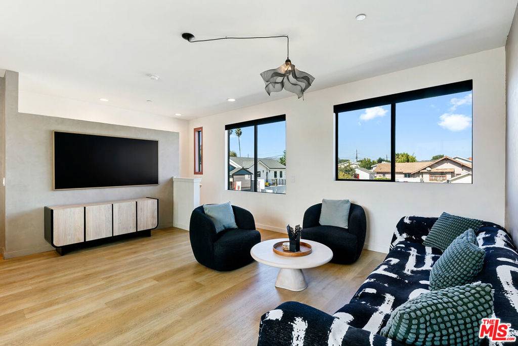 Los Angeles, CA 90065,3288 N Canary WAY