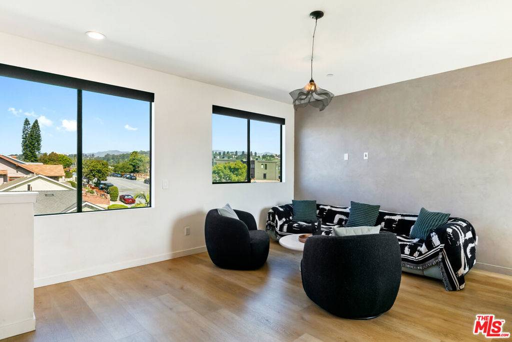 Los Angeles, CA 90065,3288 N Canary WAY