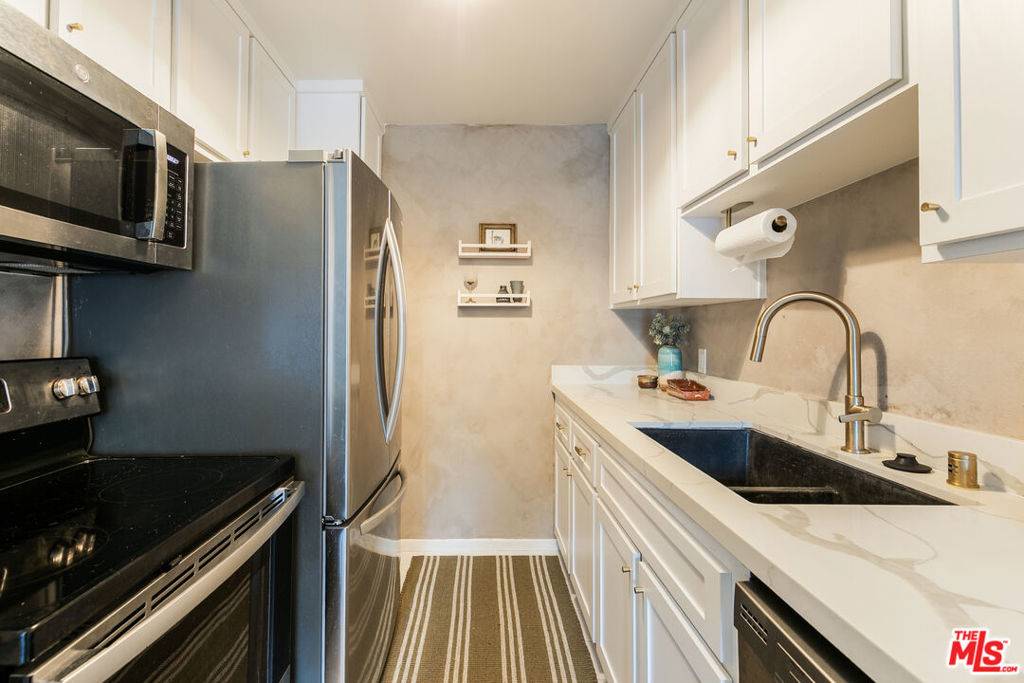 Los Angeles, CA 90004,532 N Rossmore AVE #406