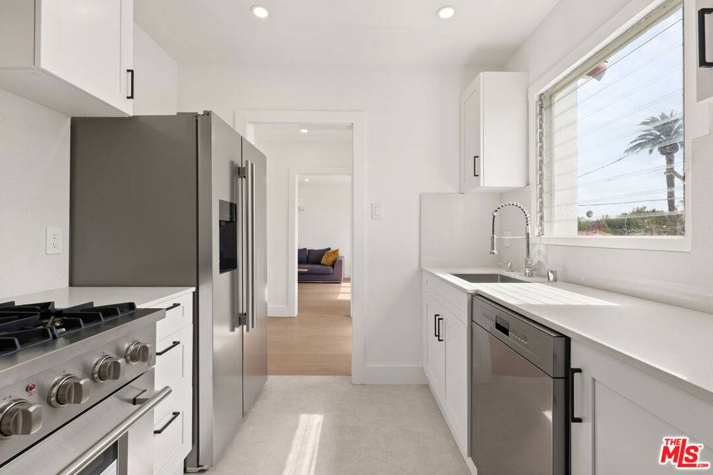 Los Angeles, CA 90048,8210 W Clinton ST