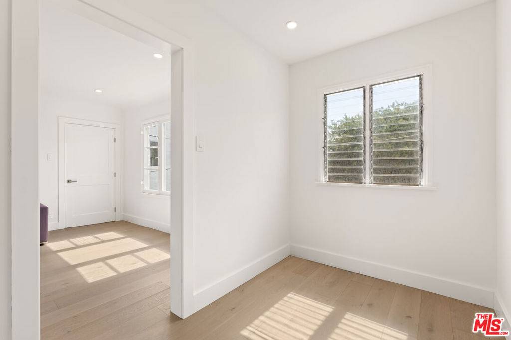 Los Angeles, CA 90048,8210 W Clinton ST