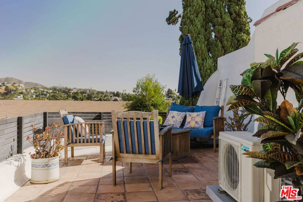 Los Angeles, CA 90068,2041 Glencoe WAY