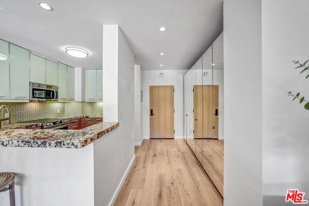 West Hollywood, CA 90069,999 N Doheny DR #106
