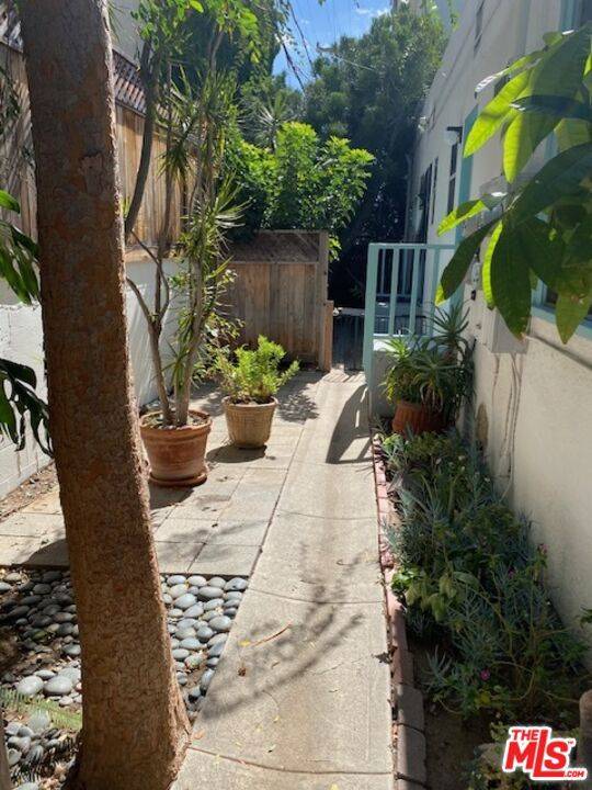 West Hollywood, CA 90069,1044 N Sweetzer AVE #1/2