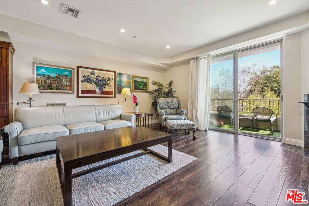 North Hollywood, CA 91602,11218 Camarillo ST #305