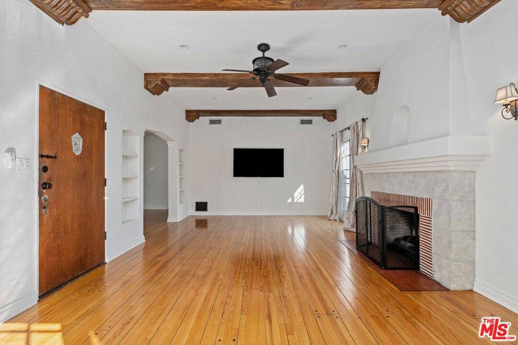 Los Angeles, CA 90048,460 N Harper AVE