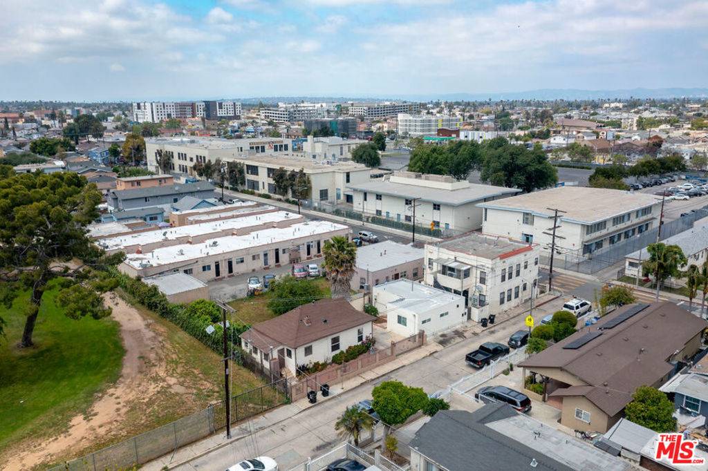 Los Angeles, CA 90044,8715 Regina CT