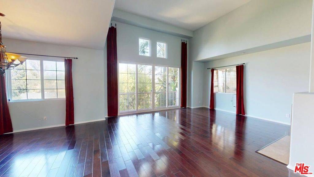 Woodland Hills, CA 91367,5655 COMO CIR