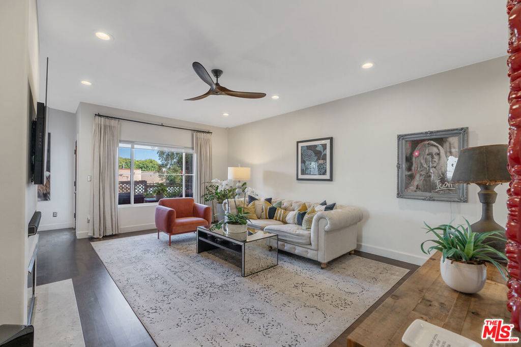 Los Angeles, CA 90048,640 N Sweetzer AVE #10