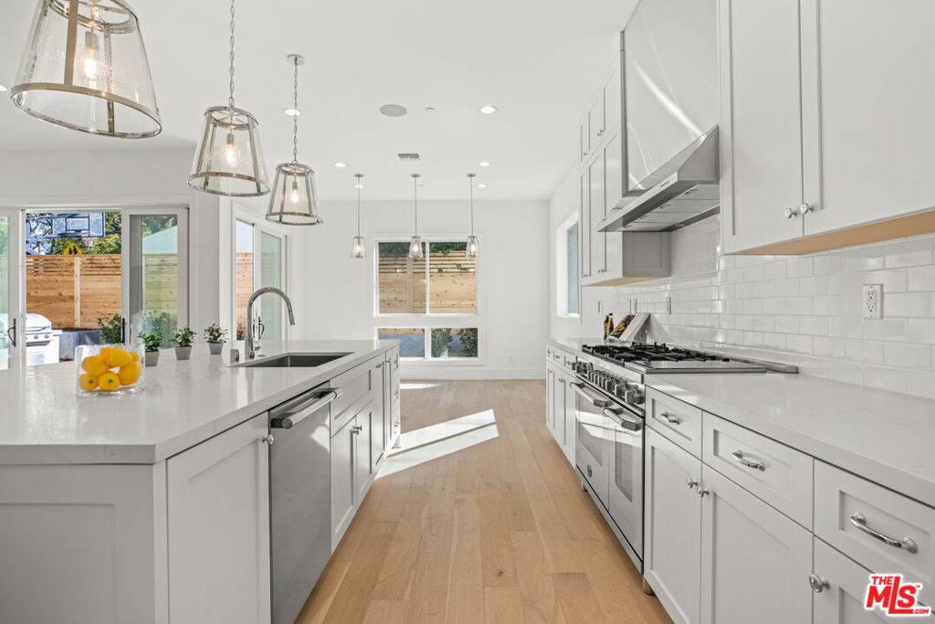 Pacific Palisades, CA 90272,744 Almar AVE