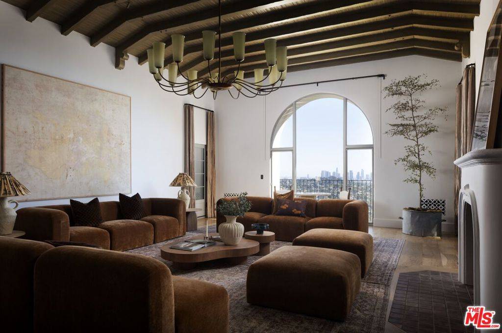 Los Angeles, CA 90027,4048 Farmouth DR